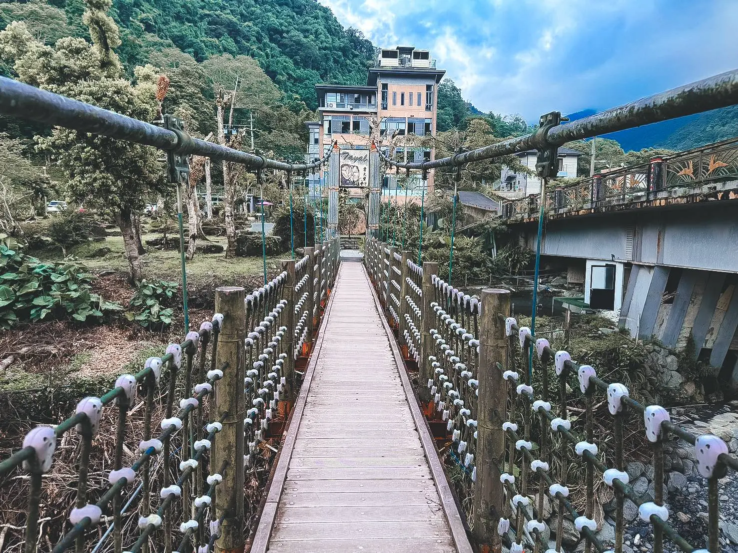 錦梅吊橋步道,遠端可見館舍與溪谷