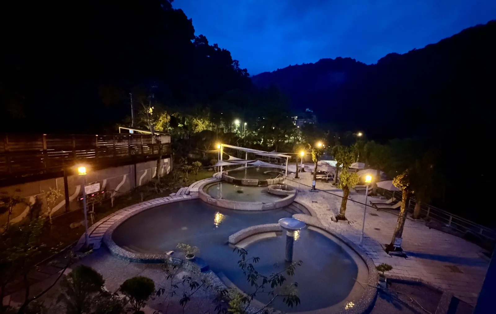夜裡的露天池區,水氣緩緩升起