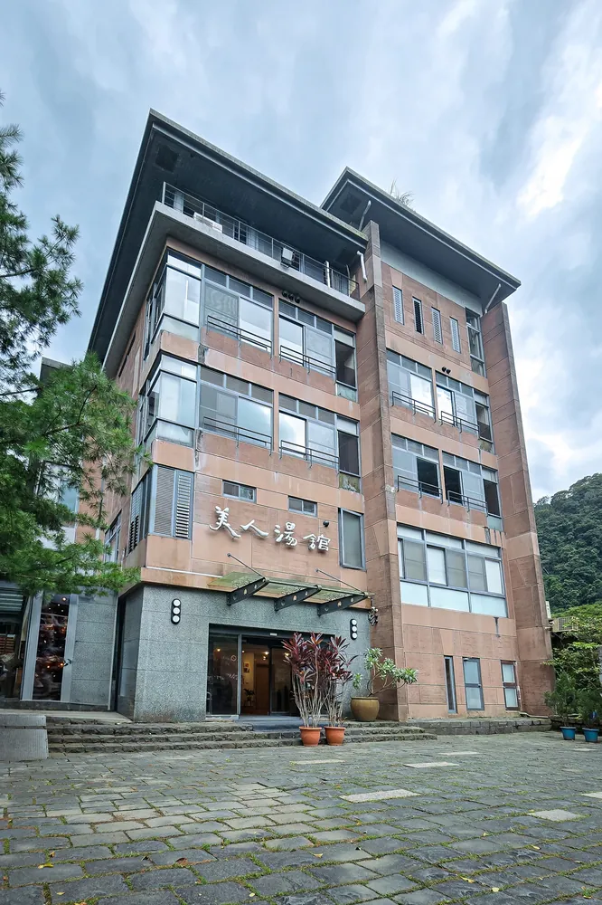 錦屏湯館主建築外觀,背倚山景