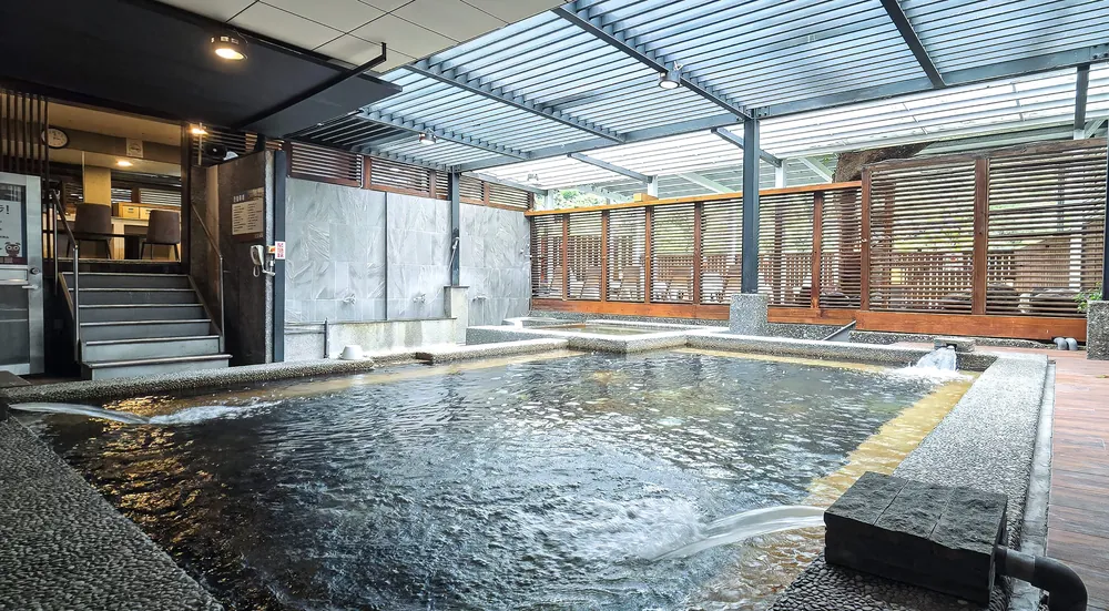 男裸湯,玻璃屋頂灑進日光