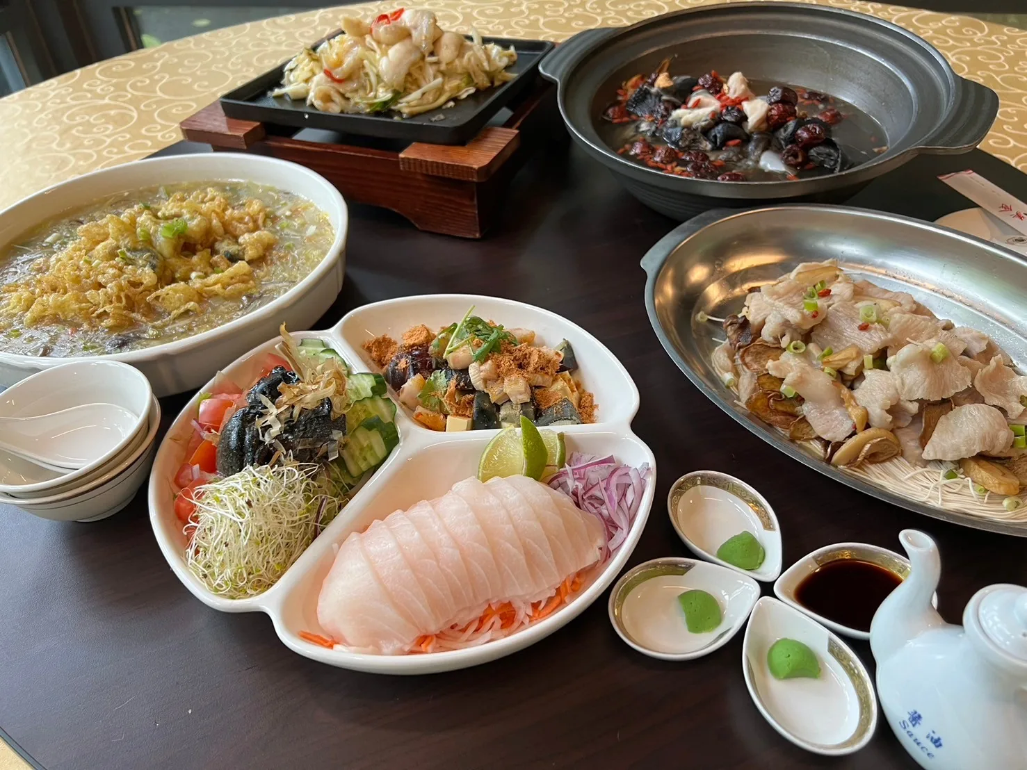 鱘龍魚合菜與餐飲