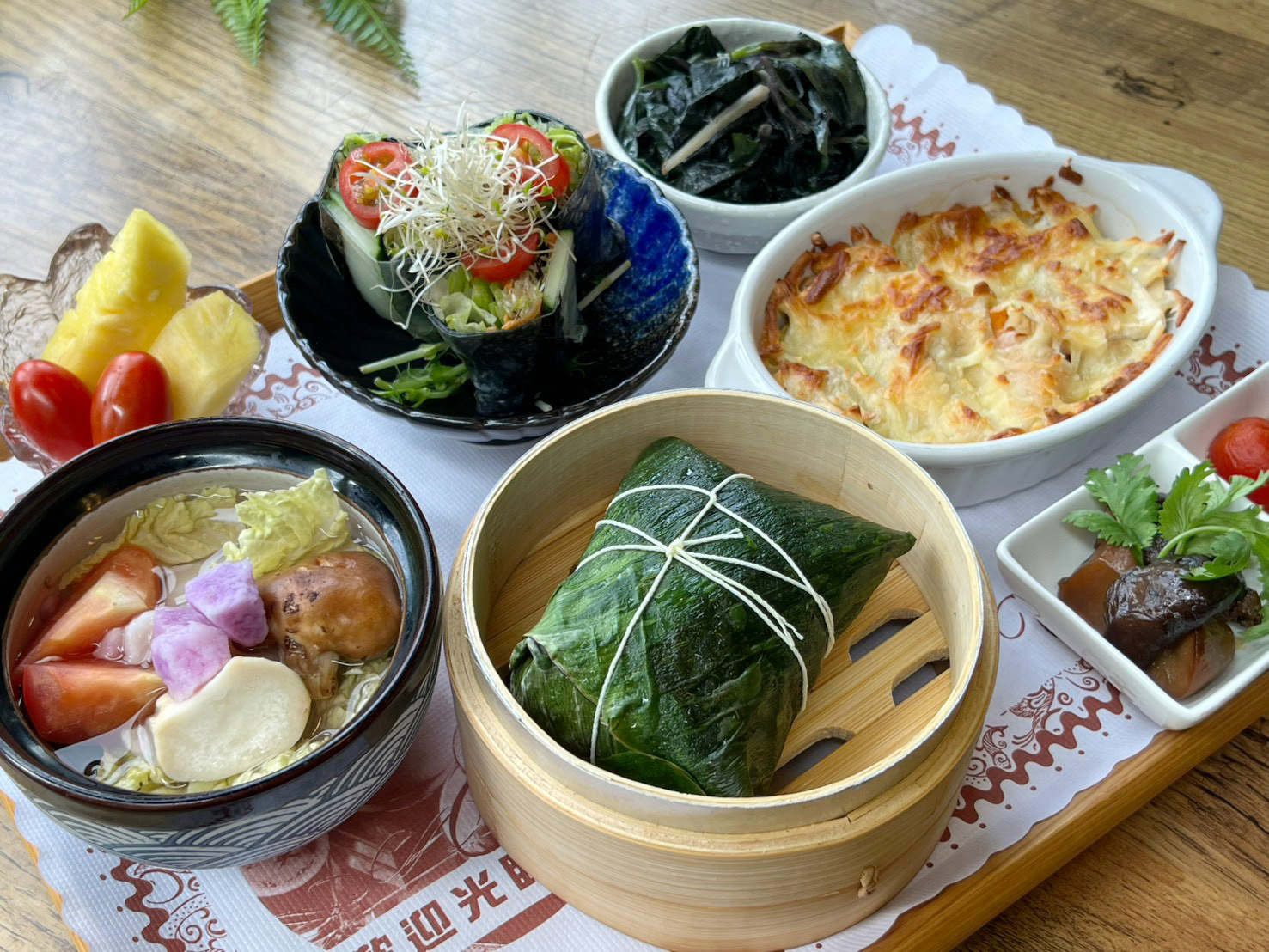 素食單人套餐,海苔捲、天婦羅與炒烏龍麵